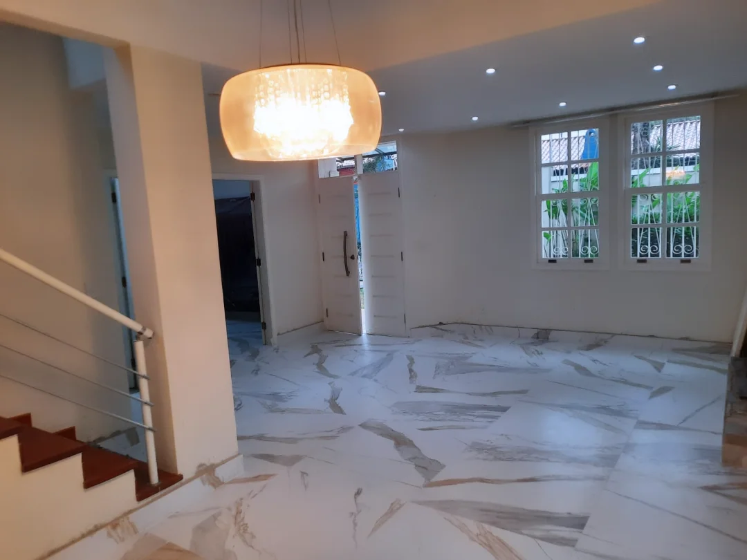 Instalação de piso porcelanato com aparência de travertino